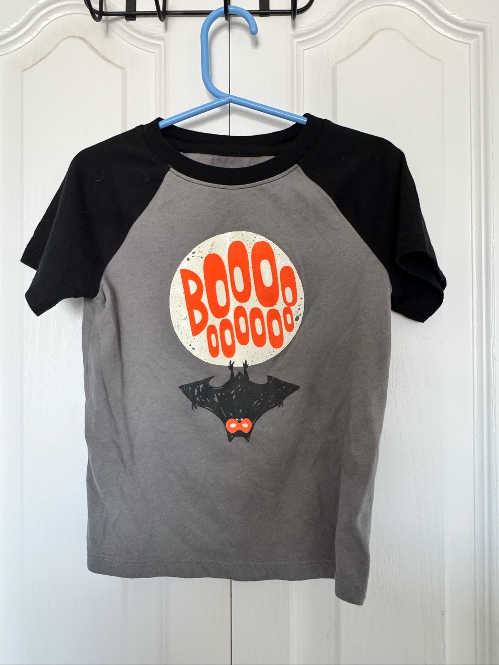 Cat & Jack Gray and Black Raglan Tee with Orange 'BOOOO' Bat Graphic Size 4T
